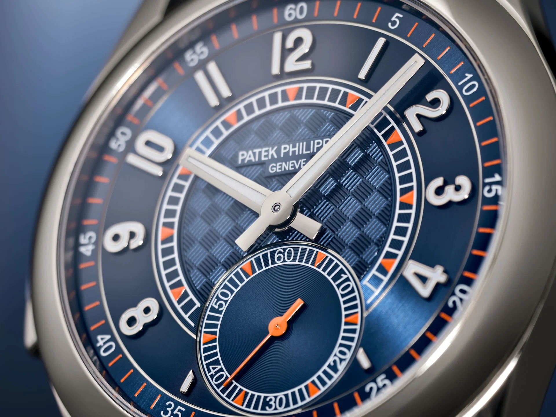 Marineblaues Zifferblatt der Patek Philippe Ref. 7047G-001 mit orangefarbenen Akzenten